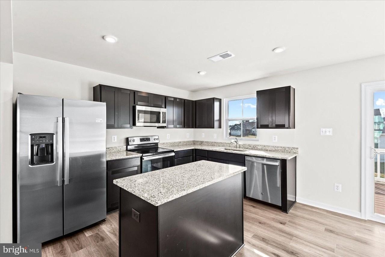 18256 Capital Ct - Photo 3 of 30