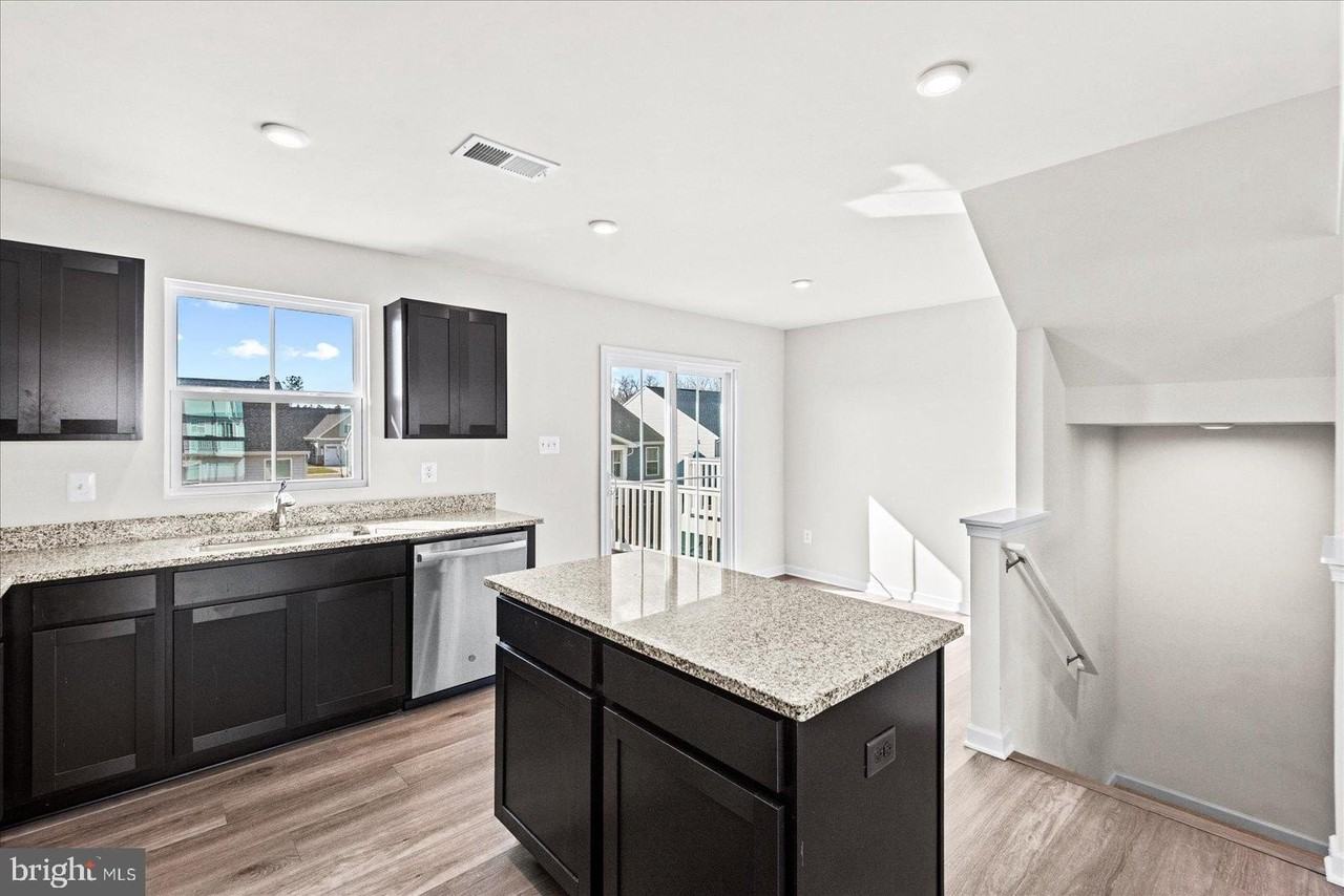 18256 Capital Ct - Photo 4 of 30