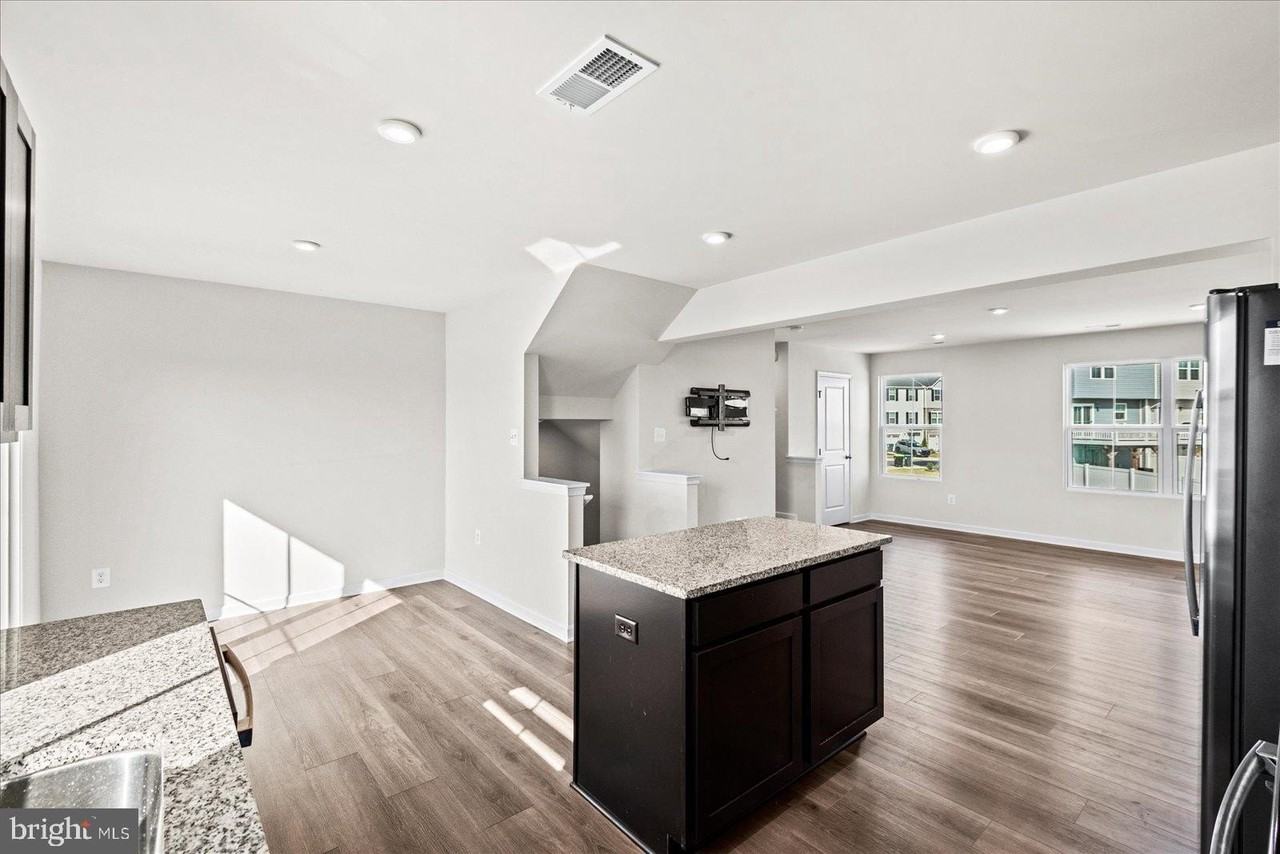 18256 Capital Ct - Photo 5 of 30