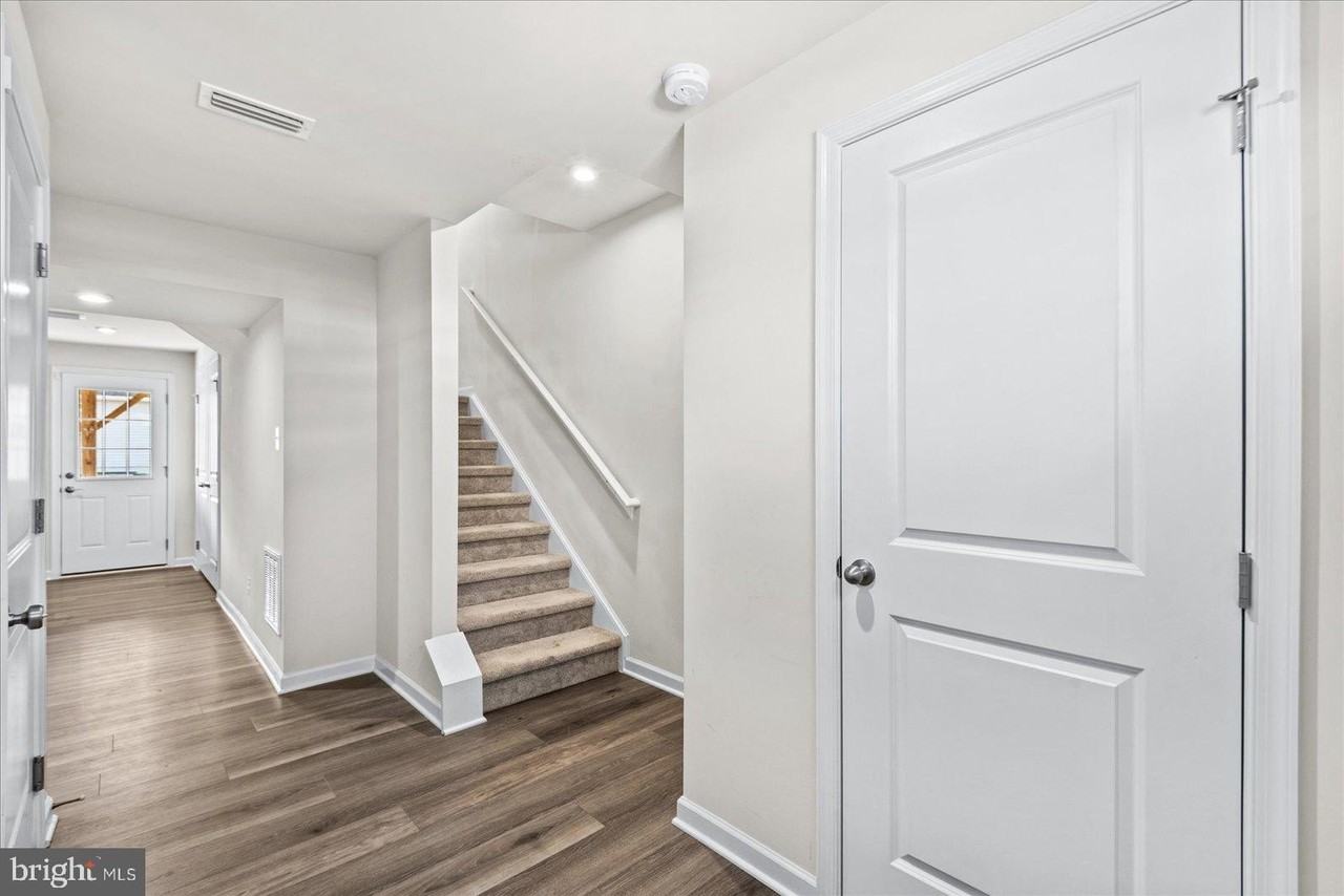 18256 Capital Ct - Photo 6 of 30