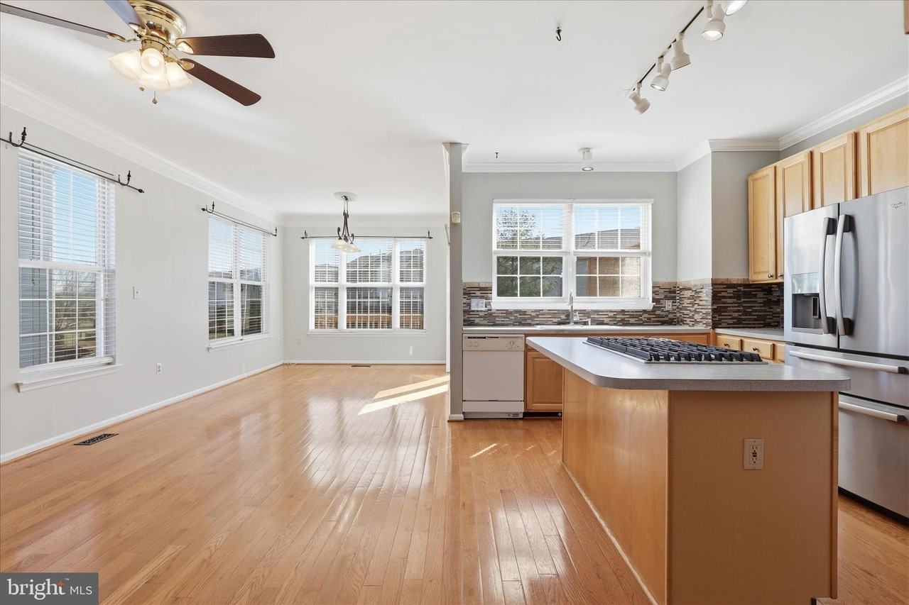 8731 Farnham Way - Photo 7 of 38