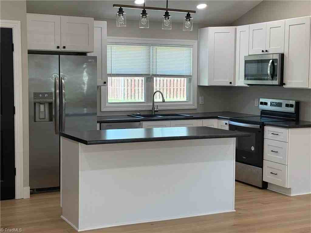 104 Walters St - Photo 5 of 34