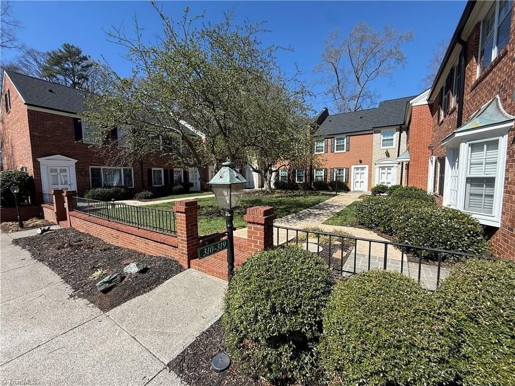 318 Hanover Arms Ct - Photo 2 of 17