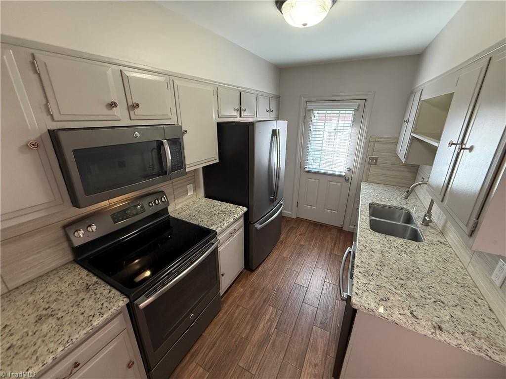 318 Hanover Arms Ct - Photo 7 of 17