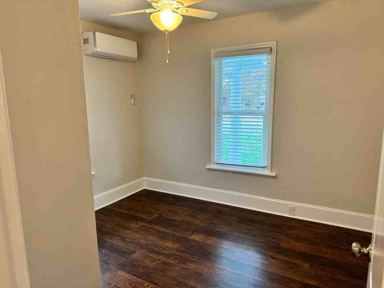 1218 Pender St - Photo 6 of 21