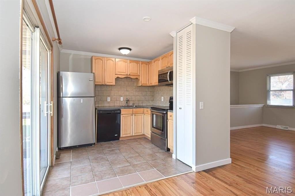 803 Villette Ct - Photo 4 of 33