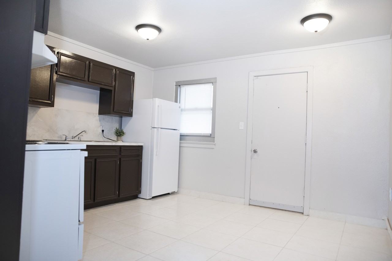 220 South 25th Avenue - Photo 5 of 13