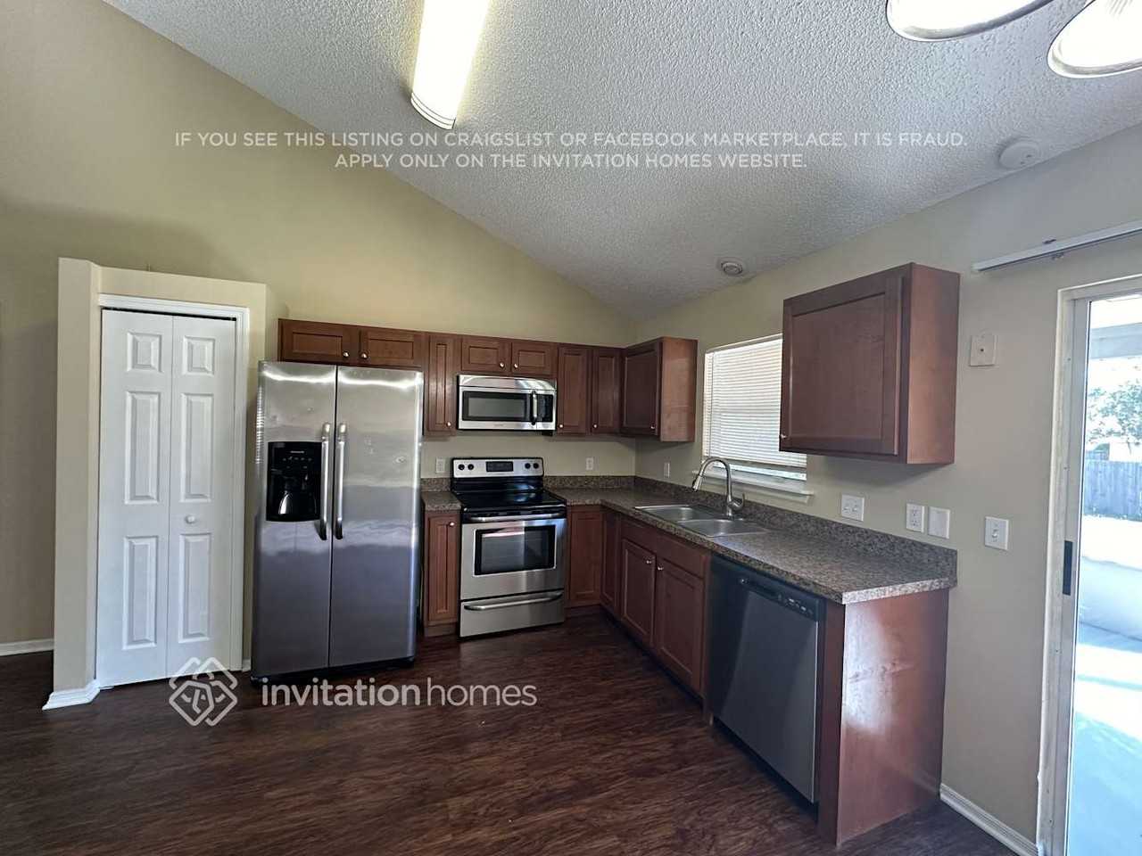 1465 3rd Ave - Photo 4 of 11