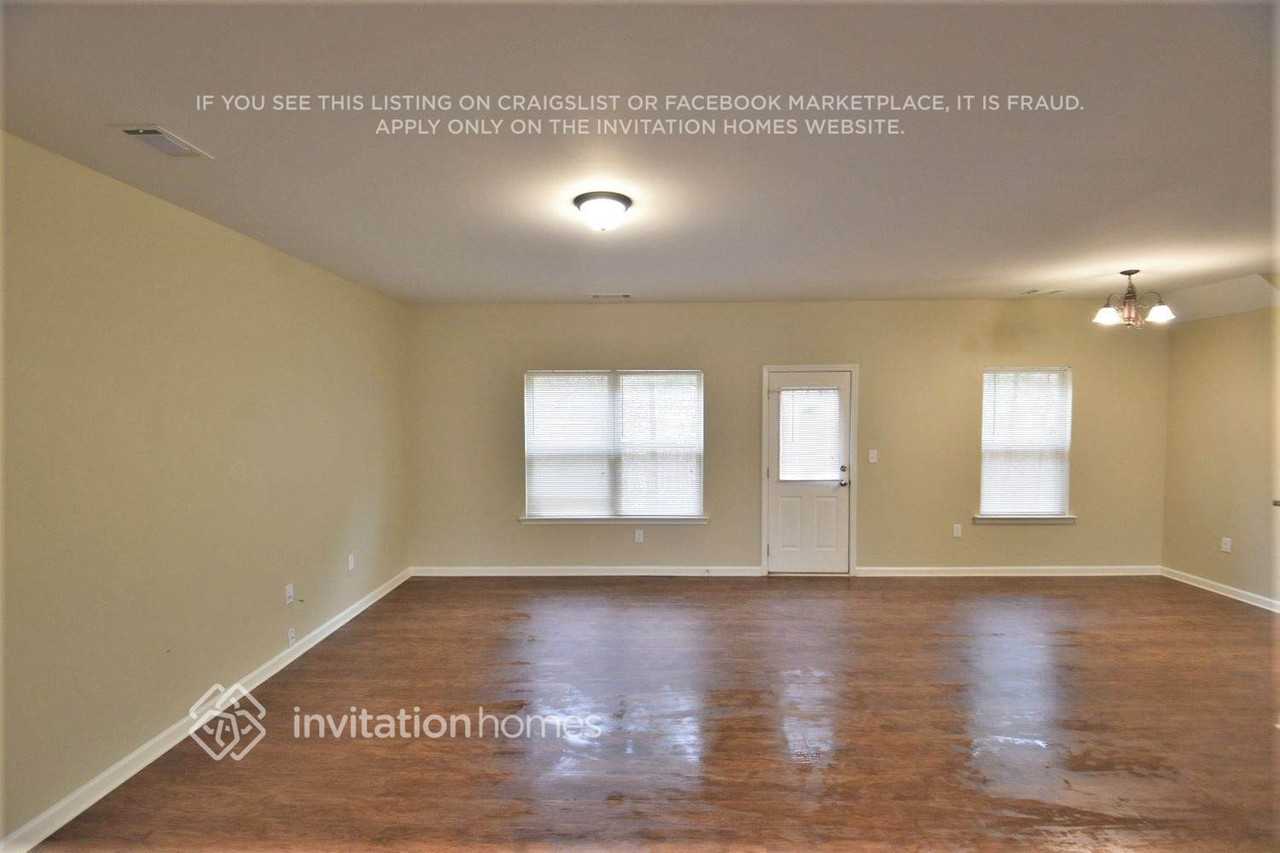 592 Rock Hill Pkwy - Photo 3 of 19