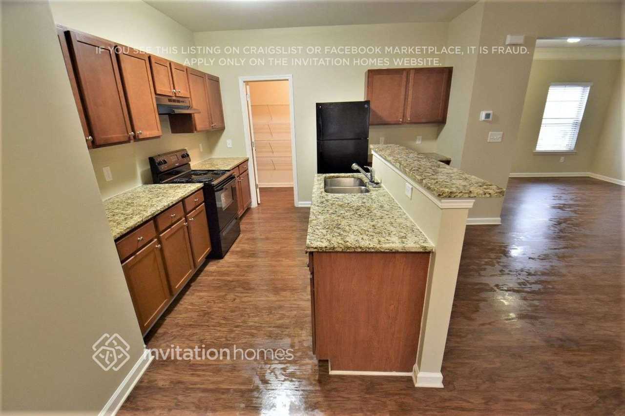 592 Rock Hill Pkwy - Photo 4 of 19