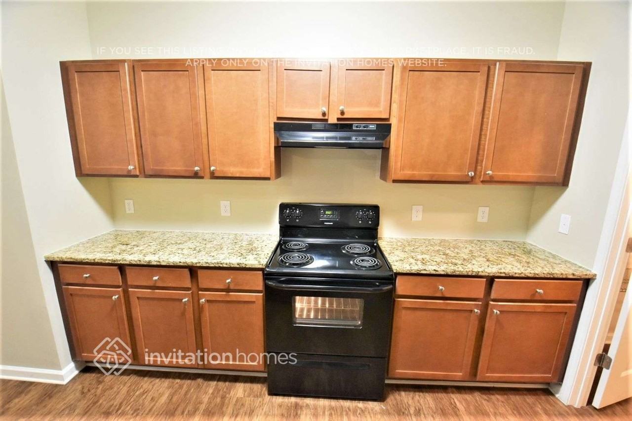 592 Rock Hill Pkwy - Photo 5 of 19