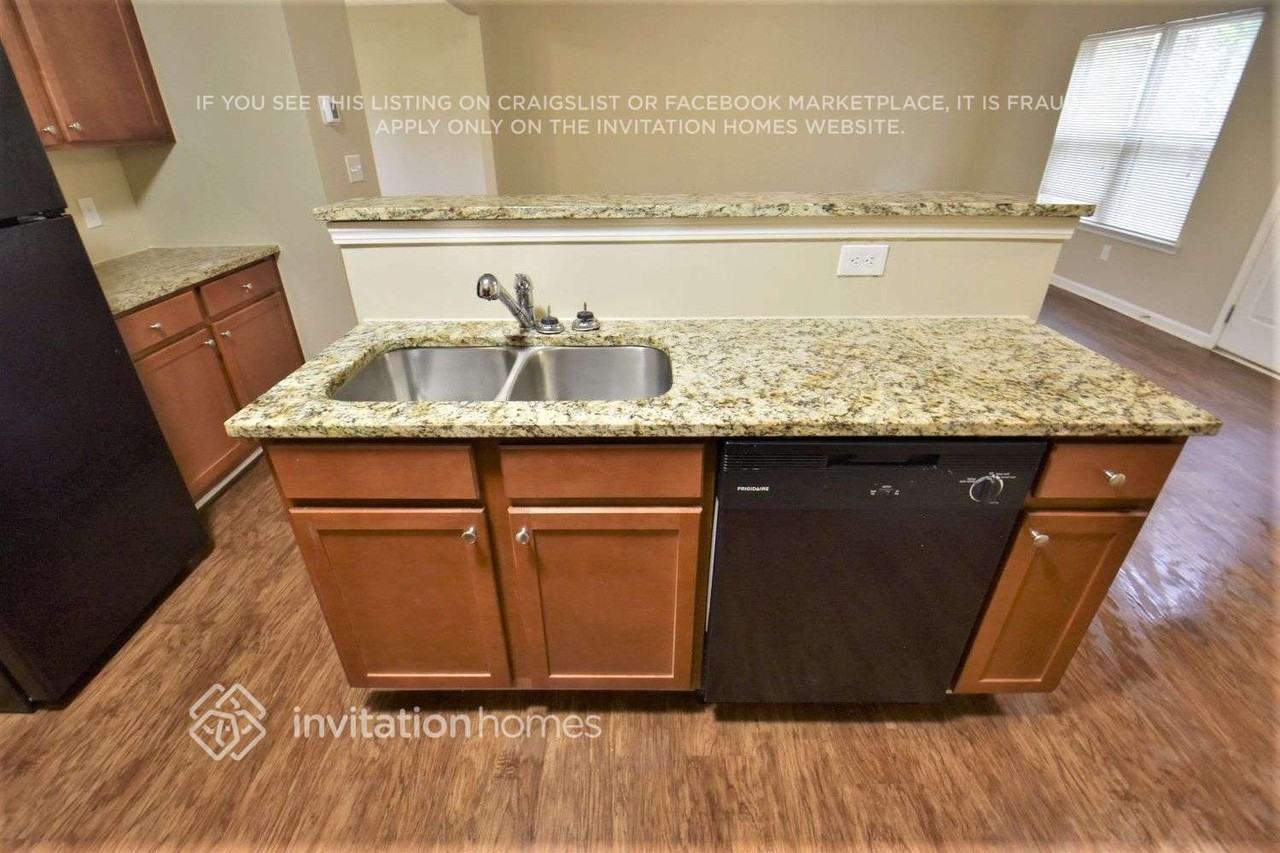 592 Rock Hill Pkwy - Photo 6 of 19