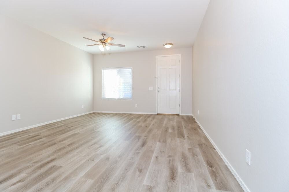 28779 N Spur Dr - Photo 4 of 17