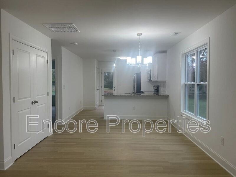 1115 Grace Ave - Photo 3 of 15