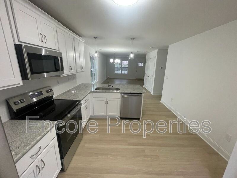 1115 Grace Ave - Photo 4 of 15