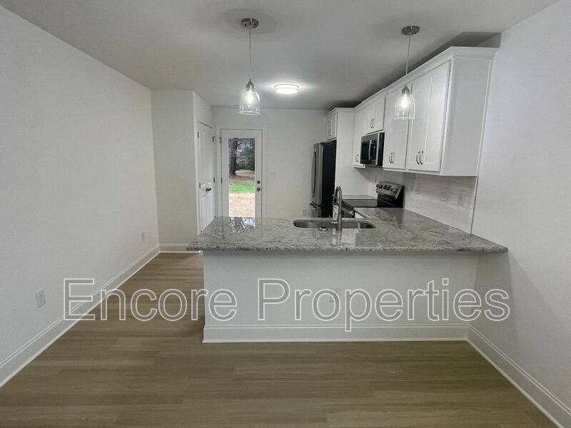 1115 Grace Ave - Photo 5 of 15