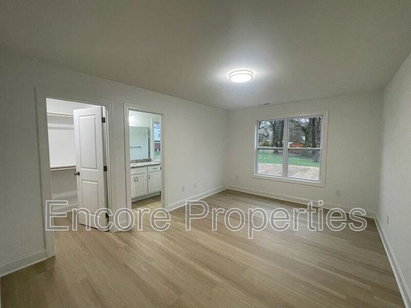 1115 Grace Ave - Photo 7 of 15