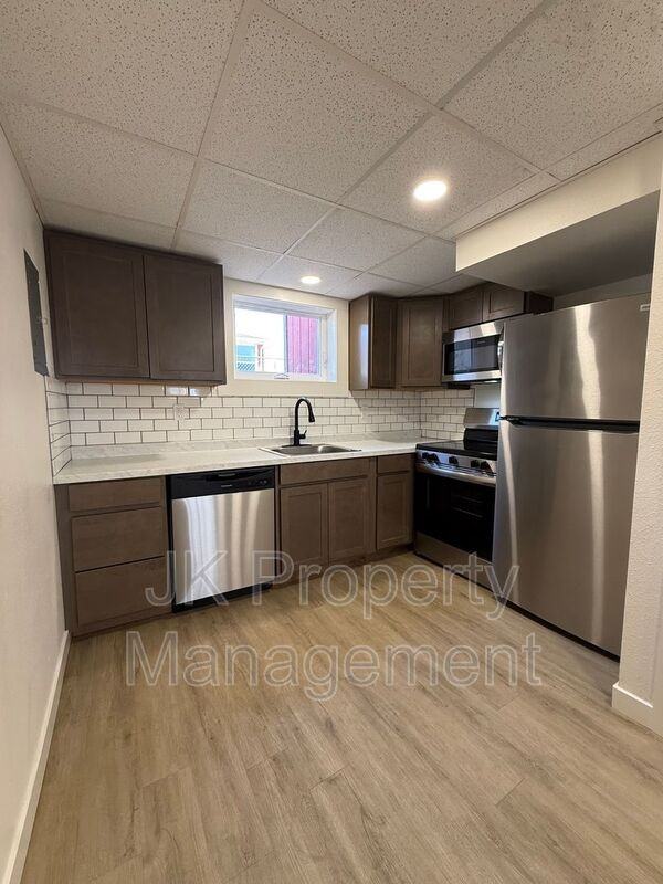 2006 6th St Ne #B - Photo 2 of 13