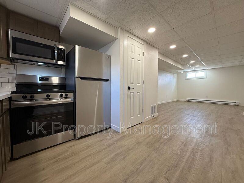 2006 6th St Ne #B - Photo 4 of 13