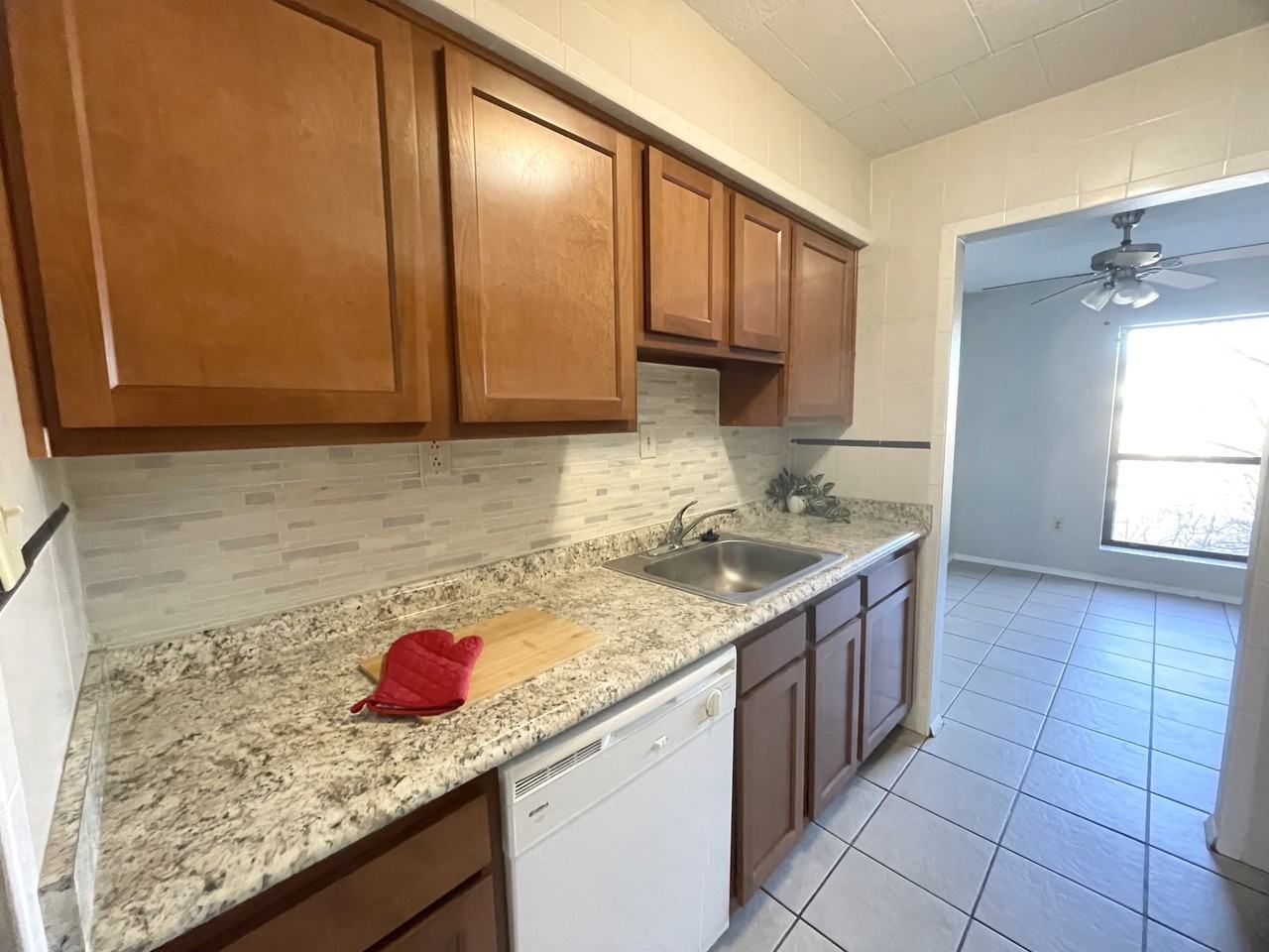 1007 GLASS RUN ROADAPT 8 #1007-08 - Photo 2 of 11