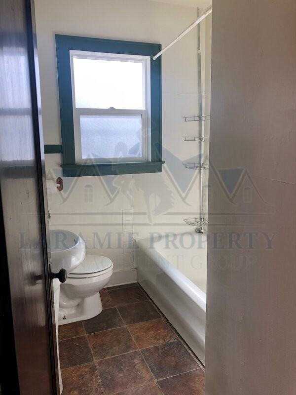 511 E Lewis St - Photo 3 of 14