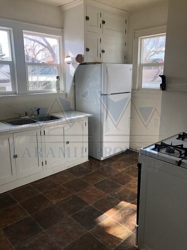 511 E Lewis St - Photo 5 of 14