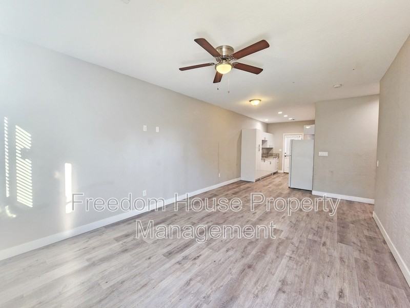 1121 Sixshooter Ave - Photo 4 of 31