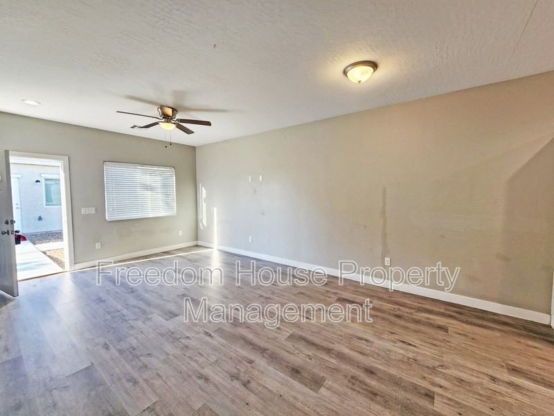 1121 Sixshooter Ave - Photo 5 of 31