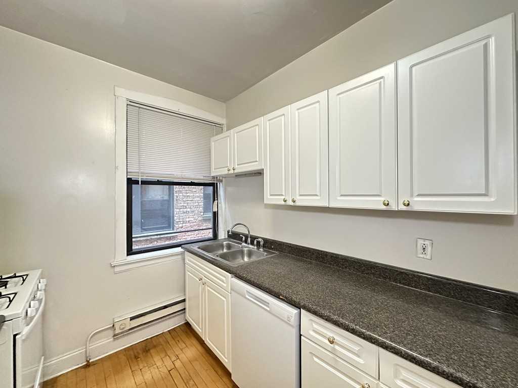 1315 Oak Ave #1J - Photo 4 of 21