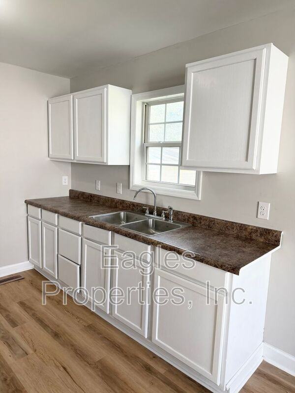 1713 Harrell St - Photo 2 of 12