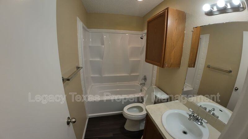 318 College St #B - Photo 2 of 17