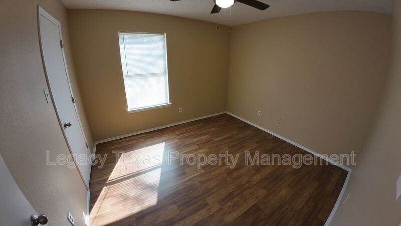 318 College St #B - Photo 4 of 17