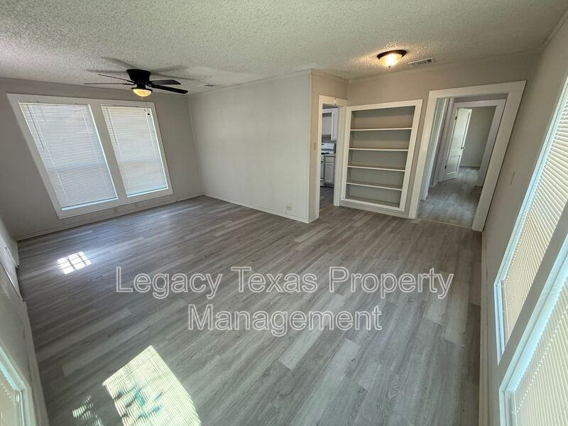 318 College St #B - Photo 7 of 17