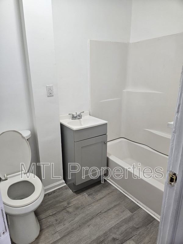 209 Berry St - Photo 5 of 10