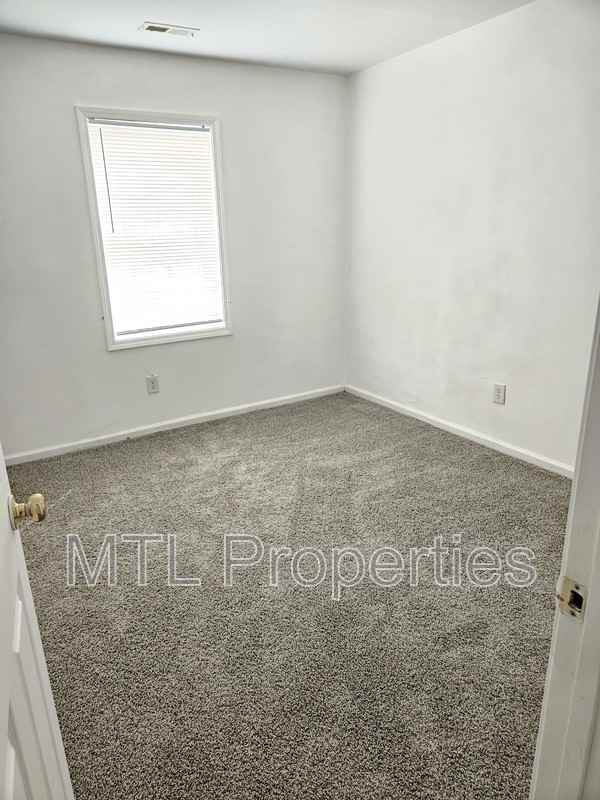 209 Berry St - Photo 7 of 10