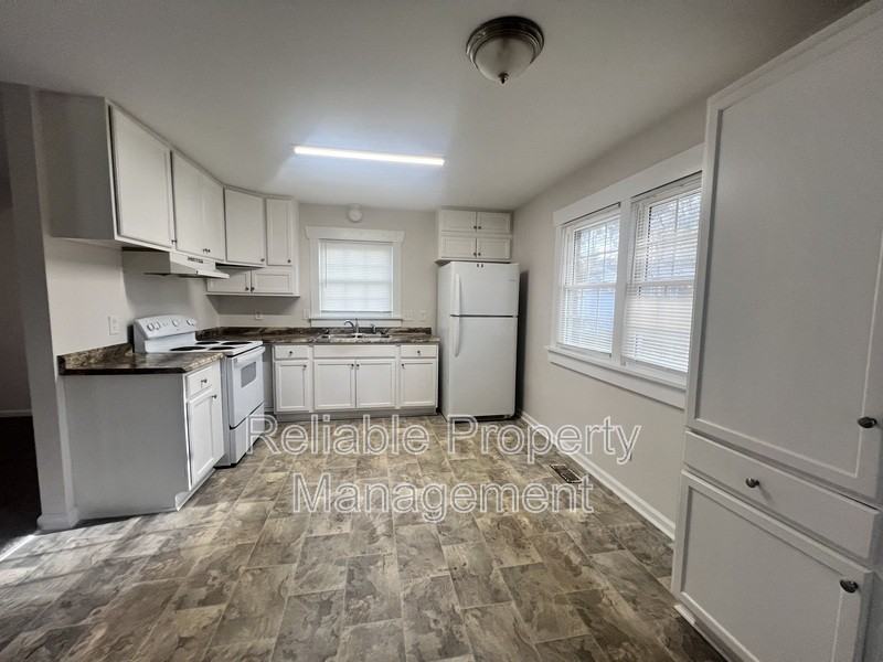 1703 Foxwood Dr - Photo 4 of 15