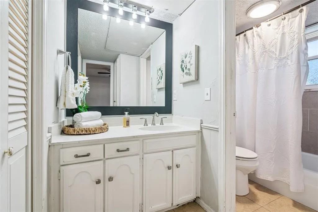 11417 North May Avenue - 1Unit D #1 - Photo 4 of 17