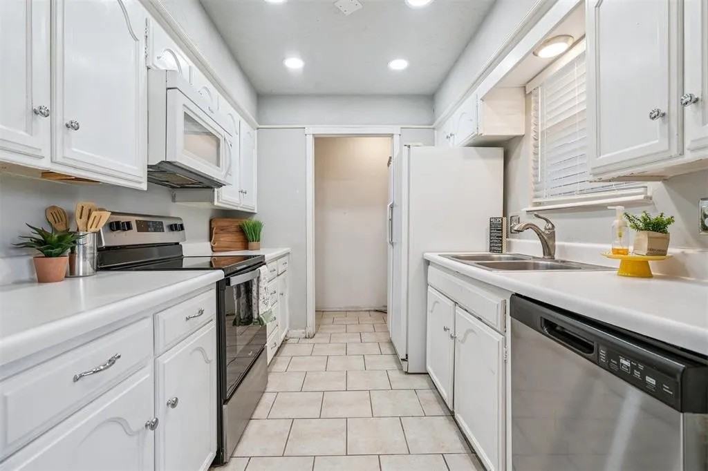 11417 North May Avenue - 1Unit D #1 - Photo 5 of 17