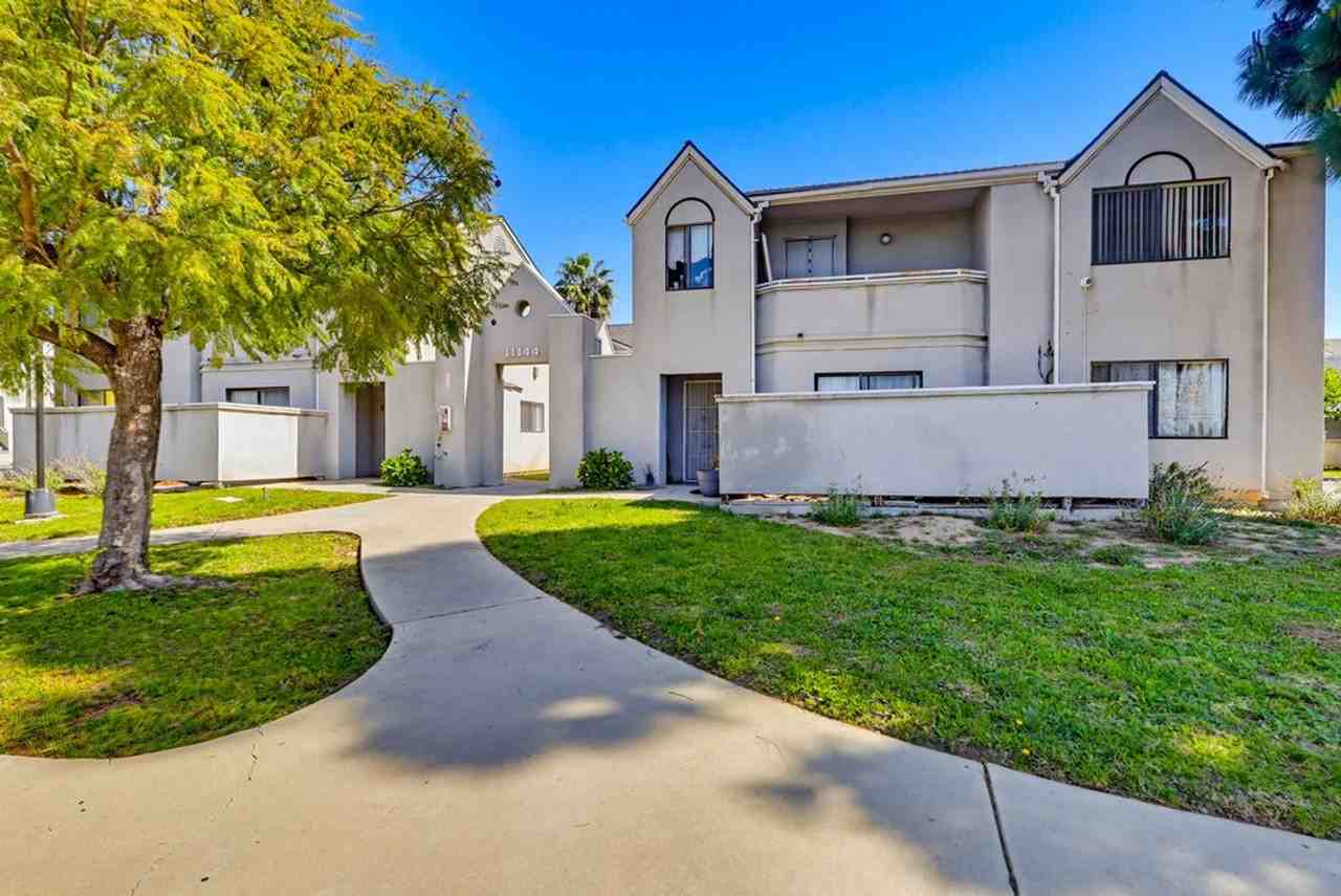 11208 Western - Photo 2 of 30