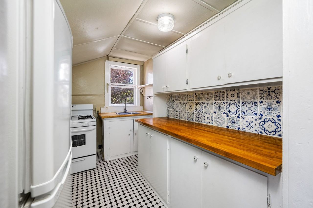 708 E Hollywood St - Photo 6 of 35