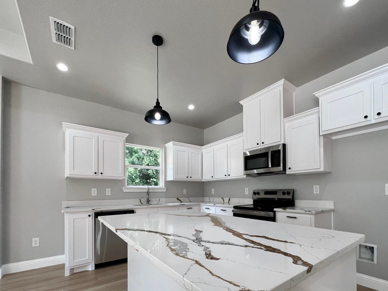 823 Edgar St #1 - Photo 3 of 15