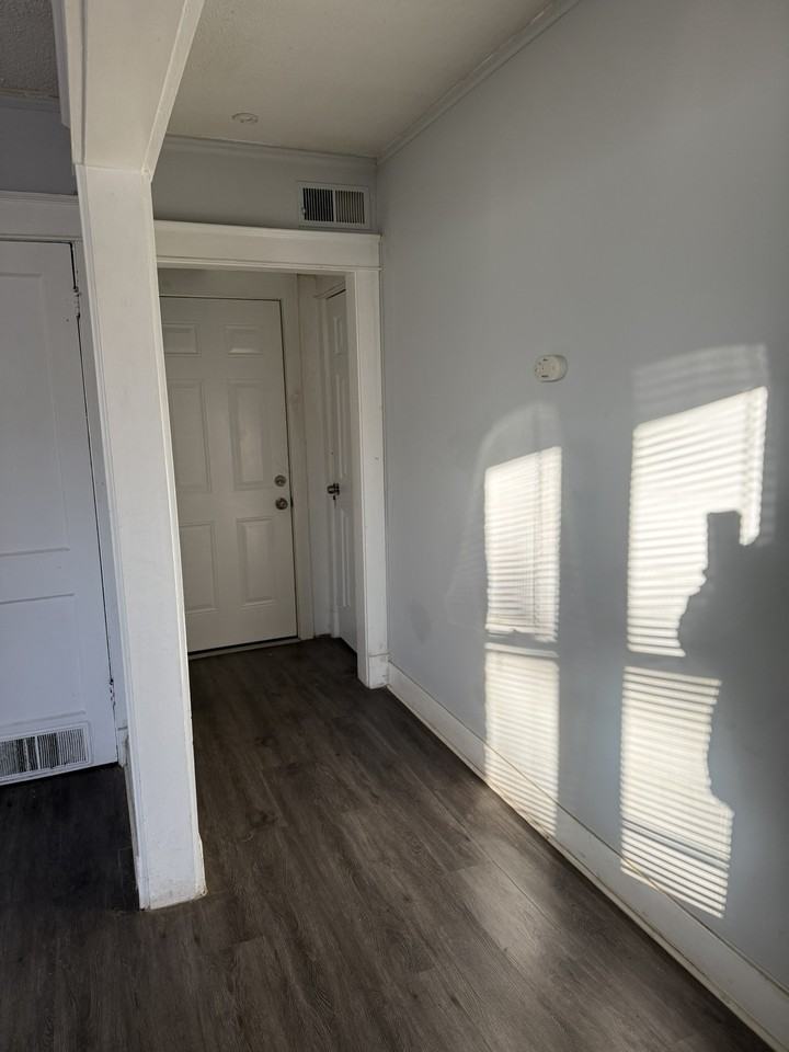 134/136 North Lawn Avenue - Photo 6 of 9