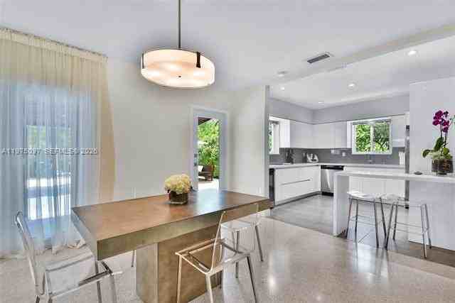 10610 Ne 11th Ct - Photo 5 of 31