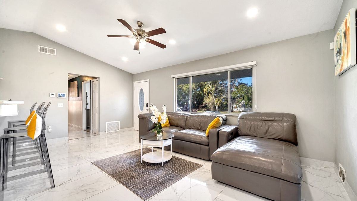 5313 Broken Pine Cir - Photo 3 of 8