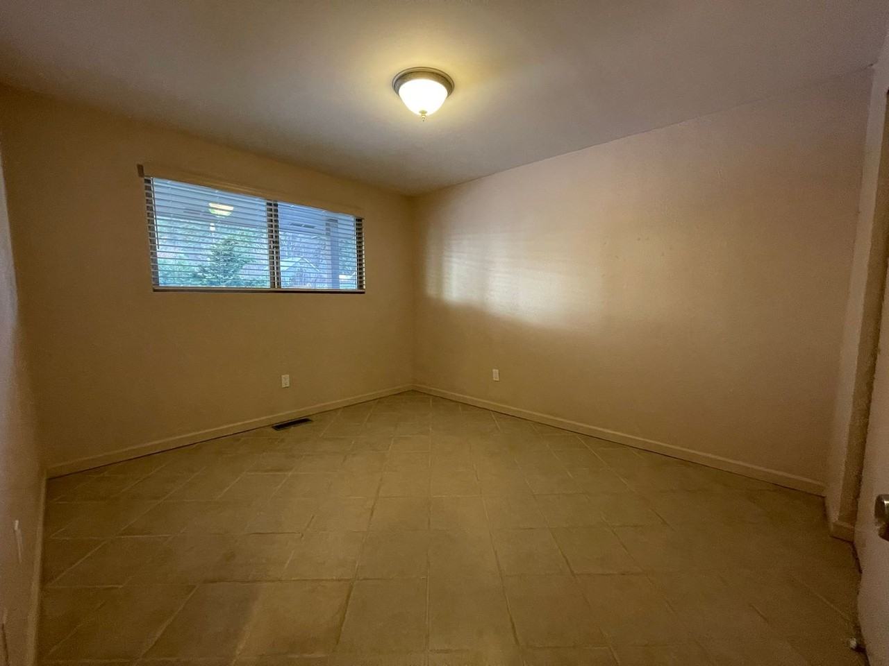 212 Ne Hood St - Photo 7 of 12