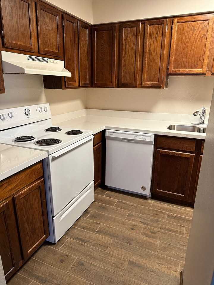 1006 Fairway Dr - Photo 3 of 8