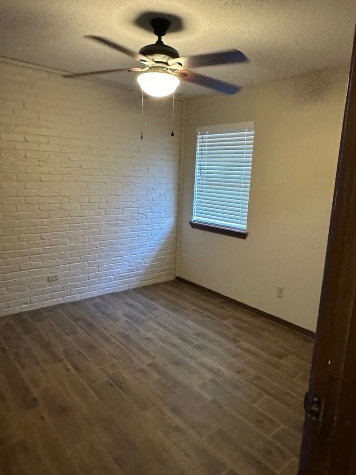 1006 Fairway Dr - Photo 4 of 8