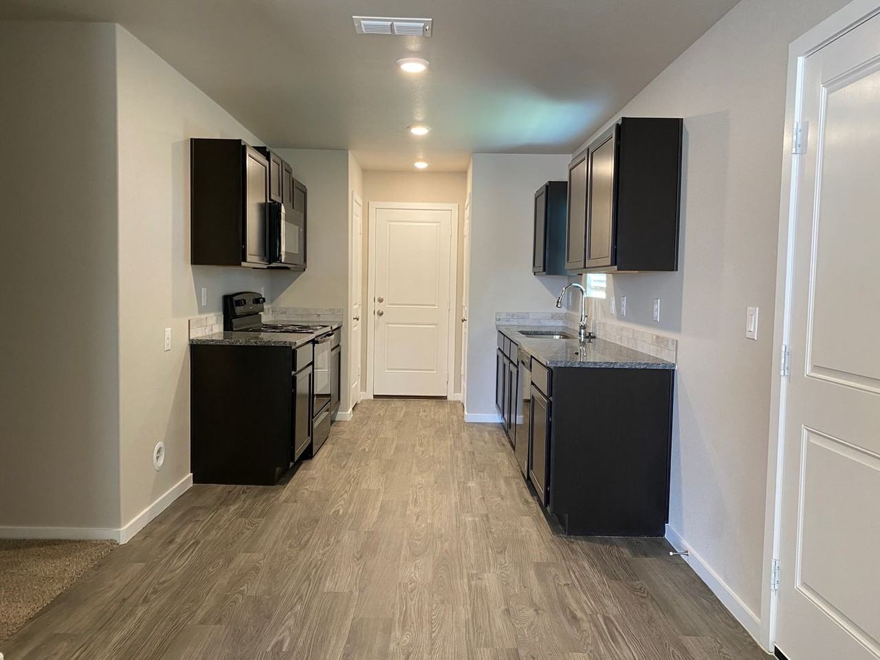 13807 Paris Ave - Photo 2 of 14