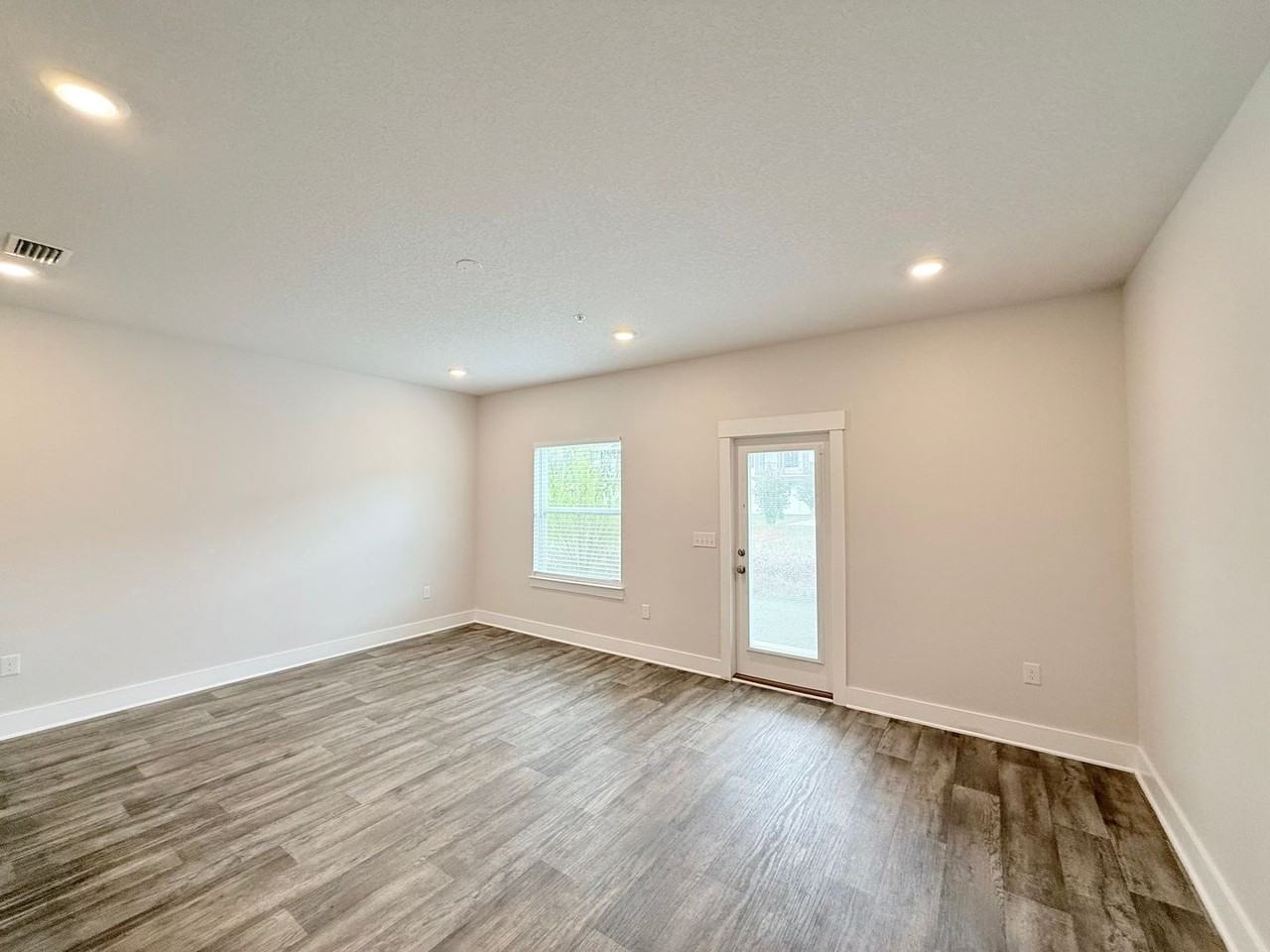 1532 Farragut Way - Photo 2 of 18