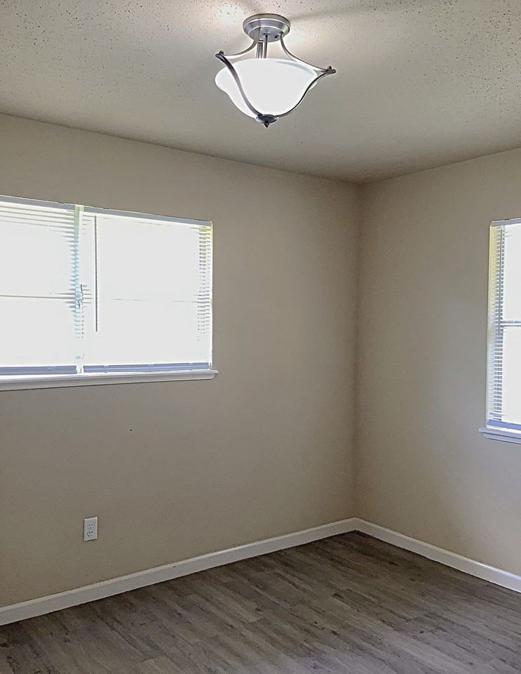 325 Alex St - Photo 3 of 9